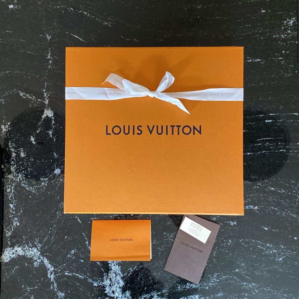 Louis Vuitton Signature Magnetic Box Set with LV Bow and LV Card Inserts - Picture 2 of 12